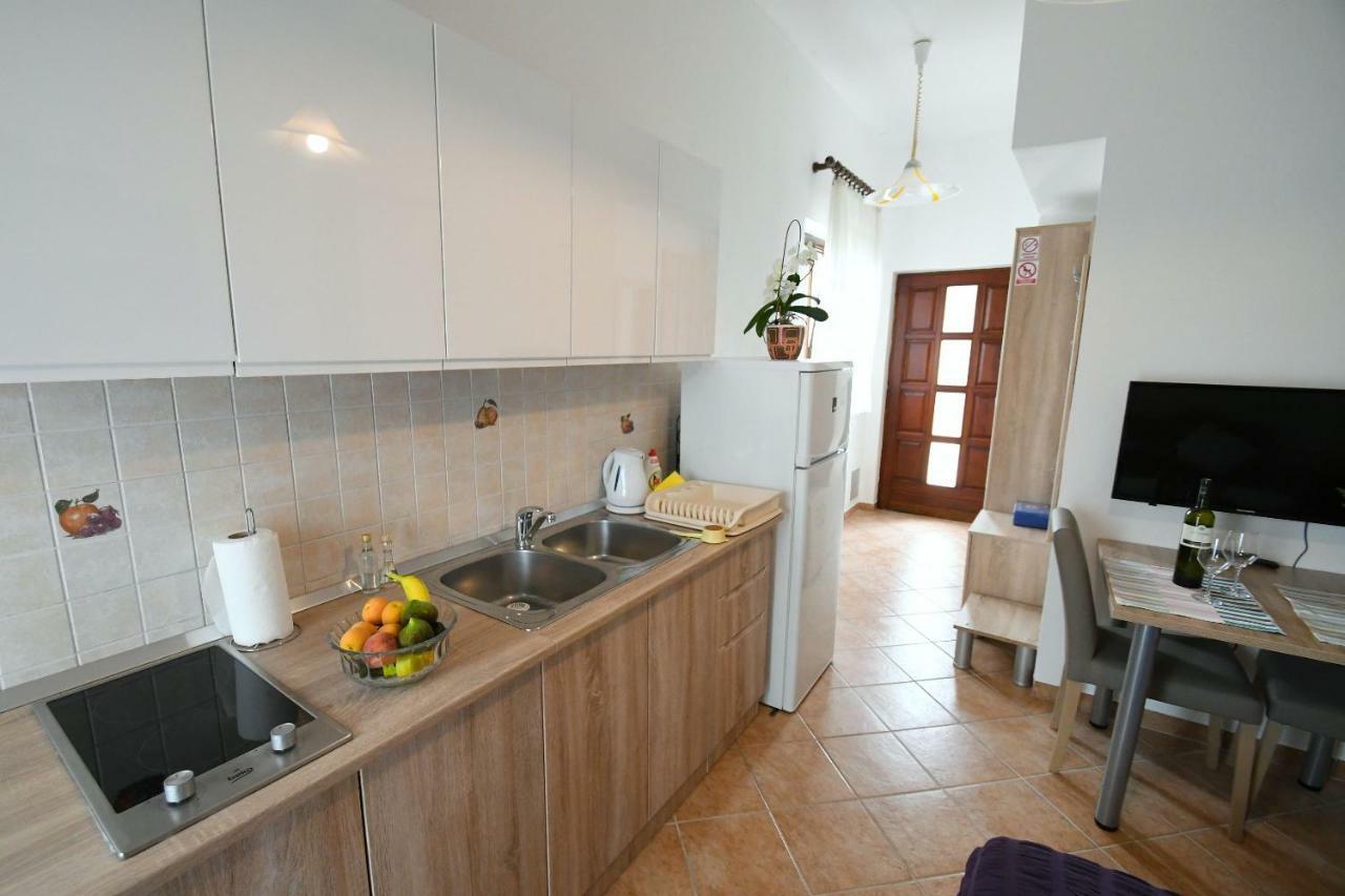 Studio Apartman Kris Marinici  エクステリア 写真